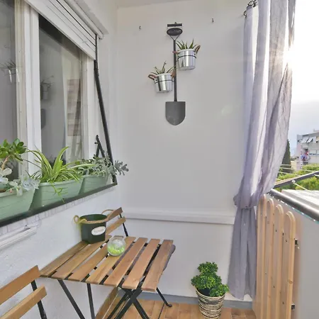 Parkview With Balcony Apartment